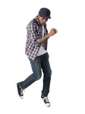 Afrikalı adamın beyaz arka plan üzerinde dans