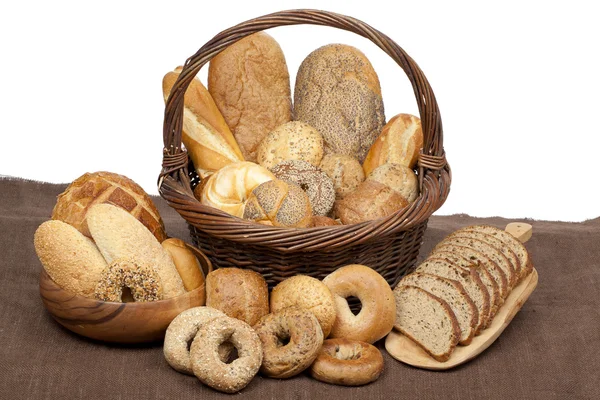 Una cesta con una variedad de tipos de pan —  Fotos de Stock