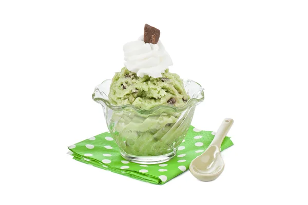Un tazón de helado de menta con trozos de choco —  Fotos de Stock