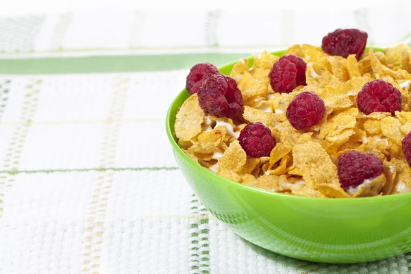 Un tazón con cereales y frambuesas — Foto de Stock