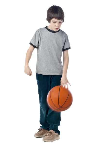 Мальчик играет в мяч — стоковое фото