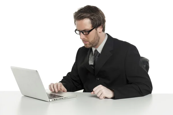 Ένας πολυάσχολος επιχειρηματίας χρησιμοποιώντας ένα φορητό υπολογιστή — Φωτογραφία Αρχείου