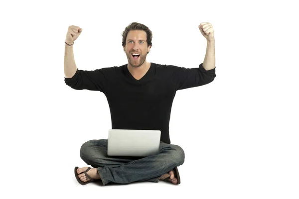 Un hombre alegre con un ordenador portátil — Foto de Stock