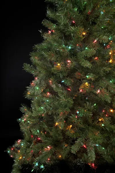 Ein mit Weihnachtslichtern geschmückter Weihnachtsbaum — Stockfoto