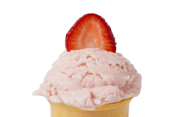 Un cono de helado de fresa con cobertura de fruta de fresa — Foto de Stock