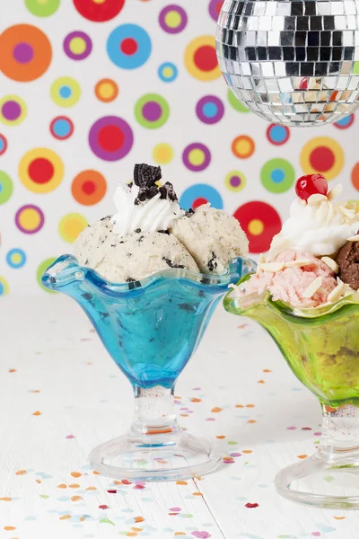 Una tazza di gelato con una palla da discoteca — Foto Stock