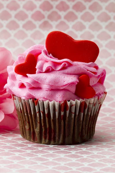 Ein Cupcake mit einem Herz darin — Stockfoto