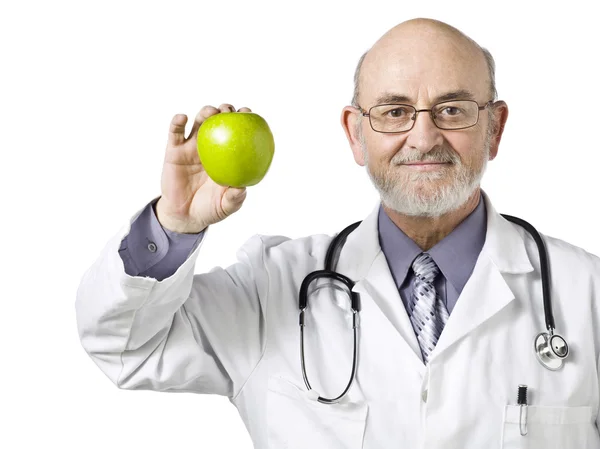 Un dottore con in mano una mela verde — Foto Stock