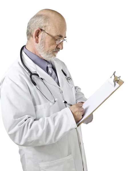 Um médico com estetoscópio escrevendo na área de transferência — Fotografia de Stock