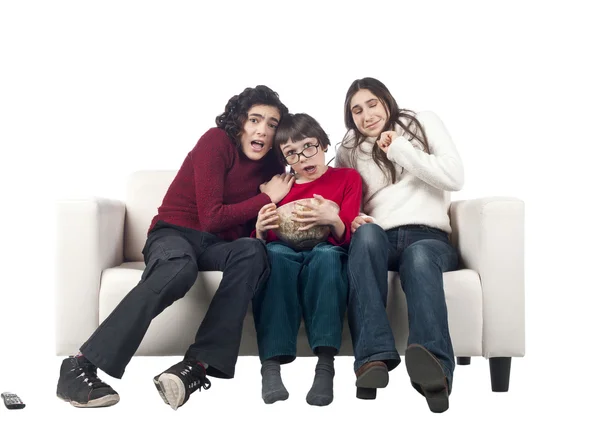 Una familia en el sofá viendo una película de terror — Foto de Stock