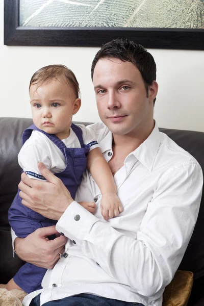 Un padre llevando a su hijo — Foto de Stock