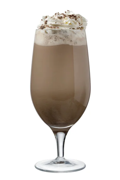Бокал шоколадного коктейля со взбитыми сливками — стоковое фото