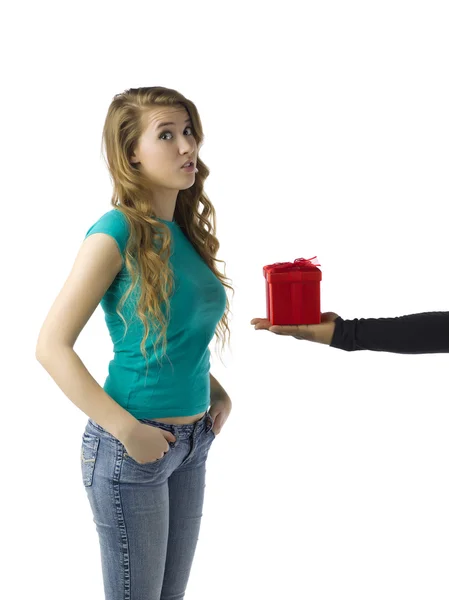 Un regalo de ofrenda de mano a una mujer — Foto de Stock