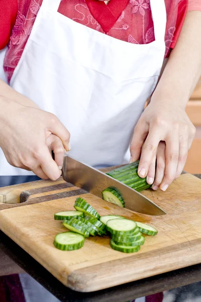 A hand slicing bitter gourd — Stock Photo, Image