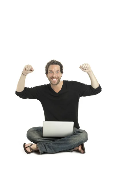Un uomo bello felice con un computer portatile — Foto Stock