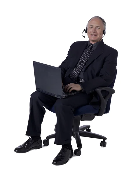 Un vecchio felice seduto sulla sedia dell'ufficio — Foto Stock