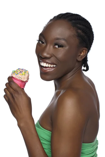 Una donna felice che tiene il gelato — Foto Stock