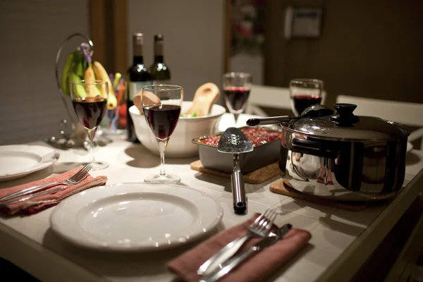 Un repas fait maison prêt à manger à une table de cuisine — Photo