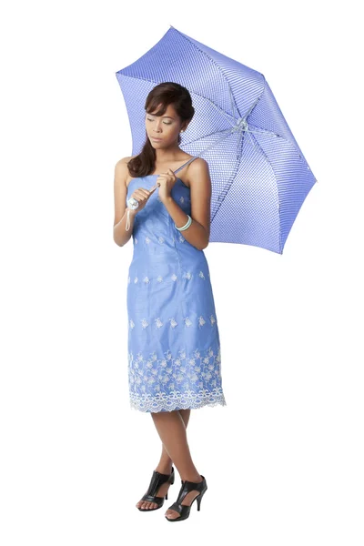 Bir şemsiye tutan bir bayana — Stok fotoğraf