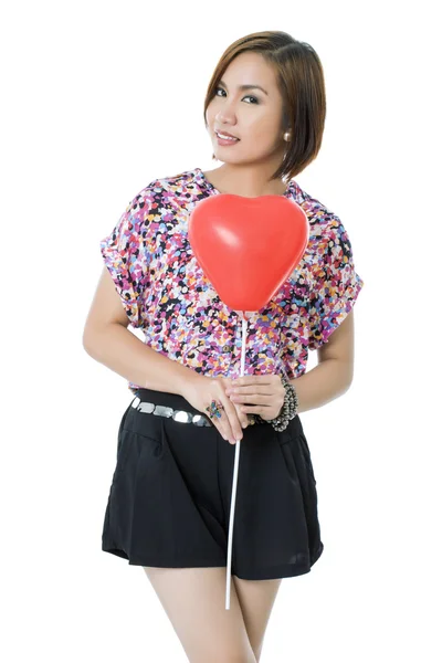 Uma senhora segurando um balão em forma de coração — Fotografia de Stock