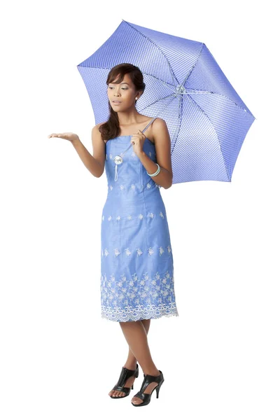 Una señora con paraguas cogiendo un poco de lluvia en su mano —  Fotos de Stock