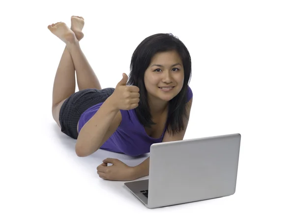 Een dame met laptop gebaren ok — Stockfoto