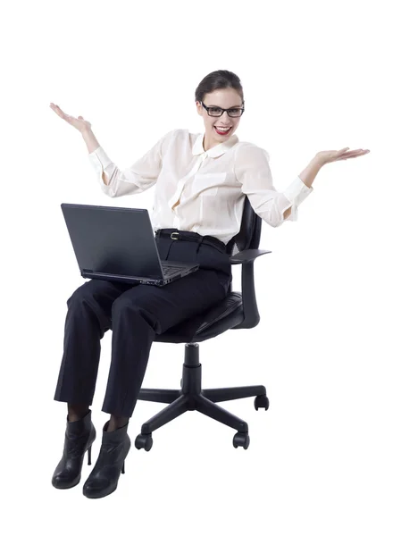 Een Glimlachende zakenvrouw zitten op de stoel — Stockfoto
