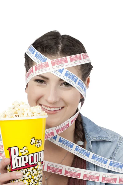 Una mujer sonriente con entradas de cine y con palomitas de maíz — Foto de Stock