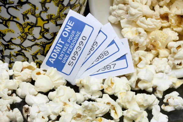 Ein verschüttetes Popcorn mit Kinokarten — Stockfoto