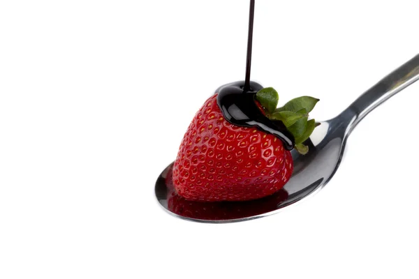 Un cucchiaio con fragola al cioccolato — Foto Stock