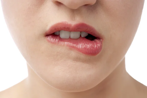 Een vrouw die haar lippen bijten — Stockfoto