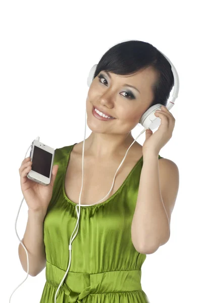 Una mujer escuchando música — Foto de Stock