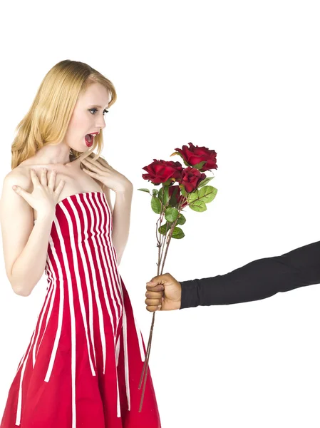 Uma mulher recebendo flores de seu pretendente — Fotografia de Stock