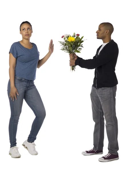 彼女に花を与えるため、男を拒否した女性 — ストック写真