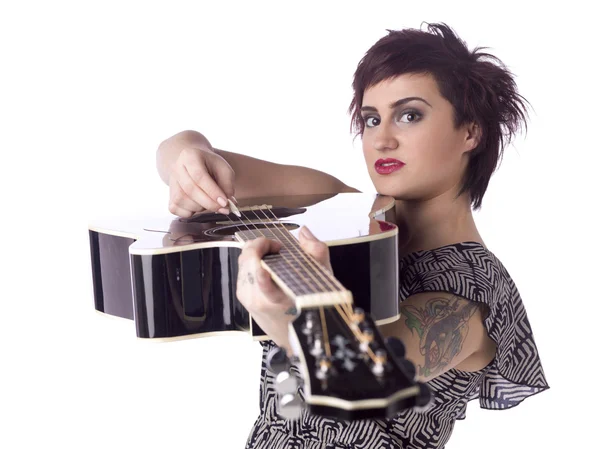 Uma mulher dedilhando sua guitarra — Fotografia de Stock