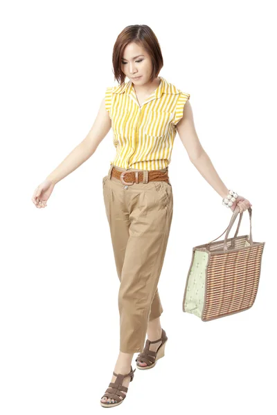 Женщина с сумкой ходит — стоковое фото