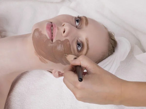 En kvinna med choklad ansiktsmask — Stockfoto