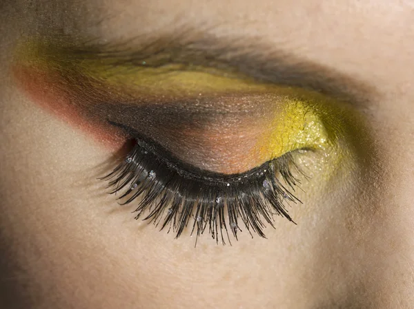 Eine Frau mit Lidschatten-Make-up — Stockfoto