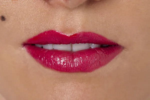 Labbra di donne con rossetto rosa — Foto Stock