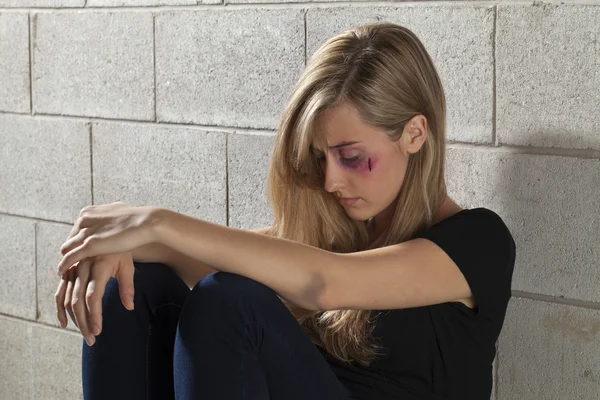 Una mujer herida maltratada —  Fotos de Stock