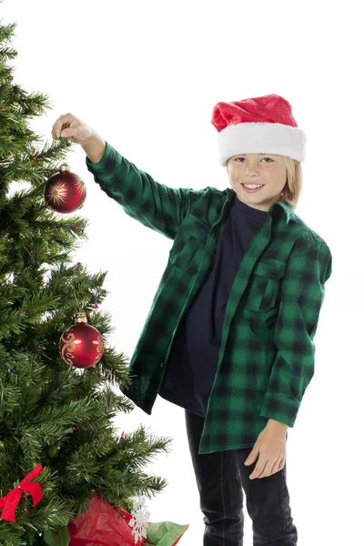 Entzückender Junge schmückt Baum — Stockfoto