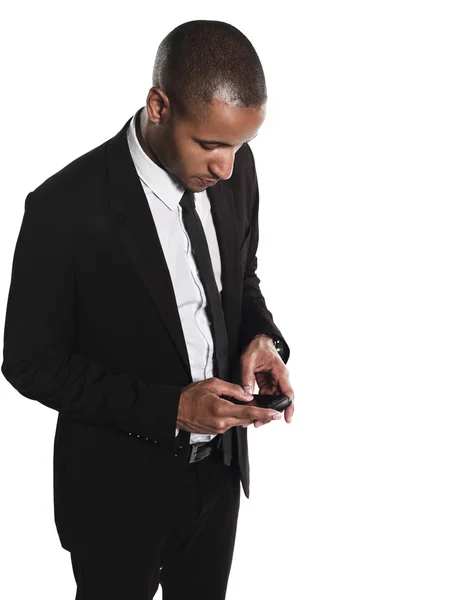 Empresário afro-americano digitando mensagem de texto — Fotografia de Stock