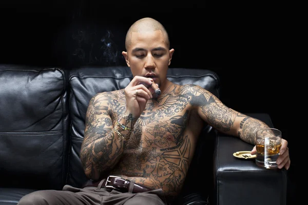 Gangsta afro-américain fumer et boire — Photo