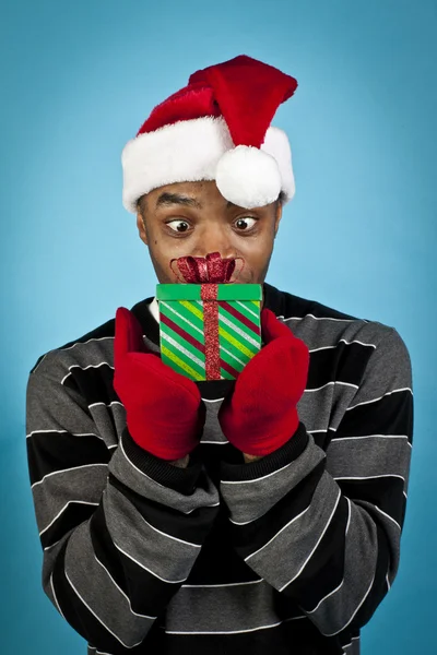 Afrikaanse Amerikaanse man kijken naar zijn gift van Kerstmis — Stockfoto