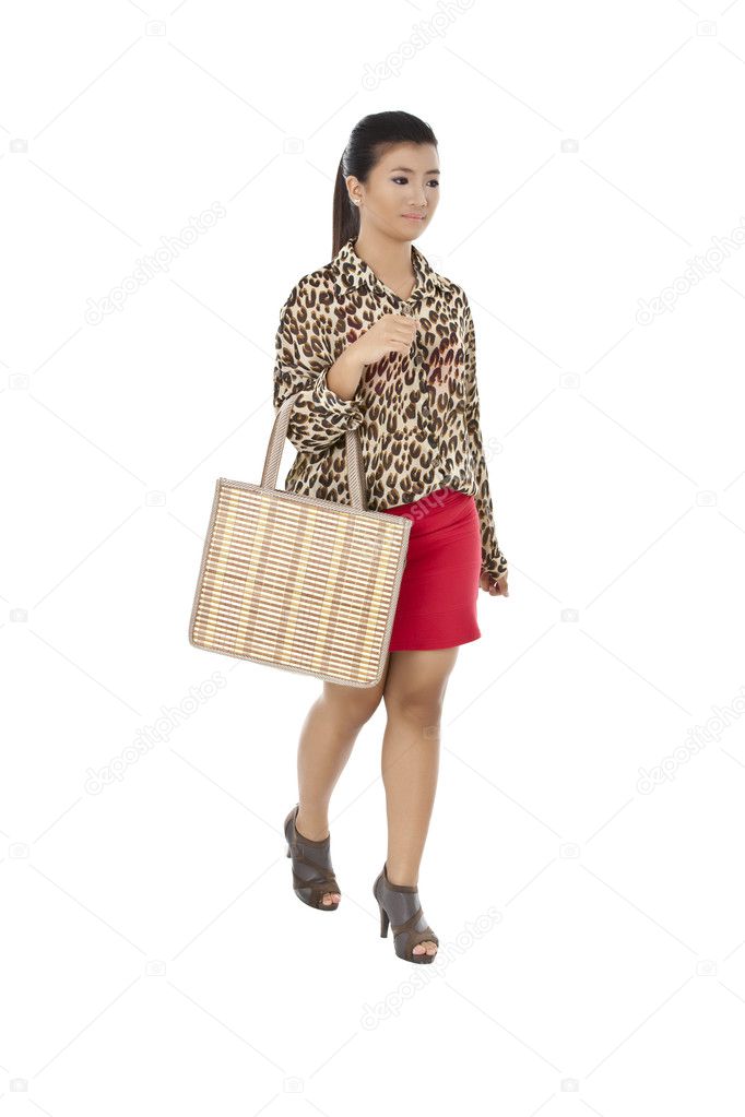 Una señora con bolsa mientras camina — Foto de stock #20244625