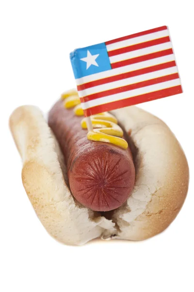 Drapeau américain sur un sandwich hotdog — Photo