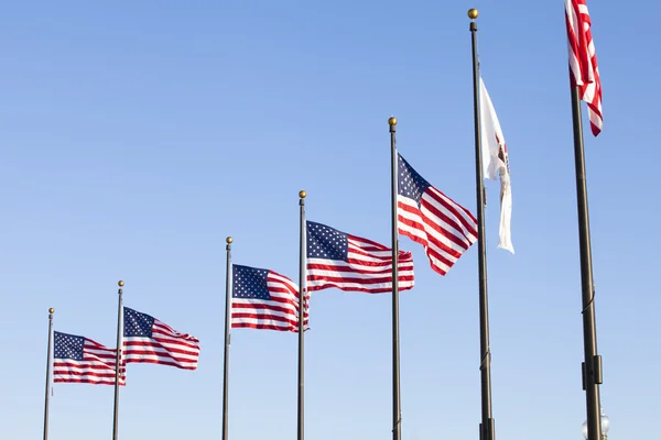 美国国旗挂在杆子上 — 图库照片