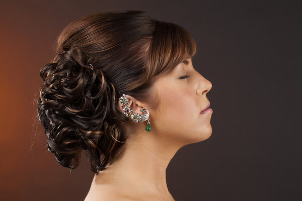 привлекательная женщина с закрытыми глазами
