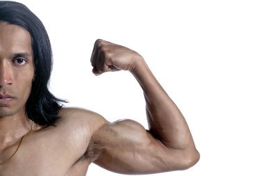 Asyalı adam gösteren pazı