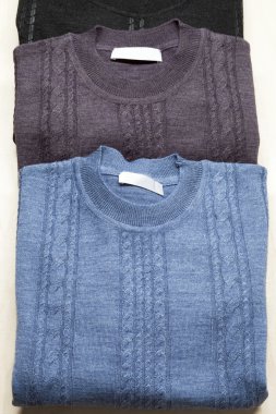 çeşitli renkli gömlek